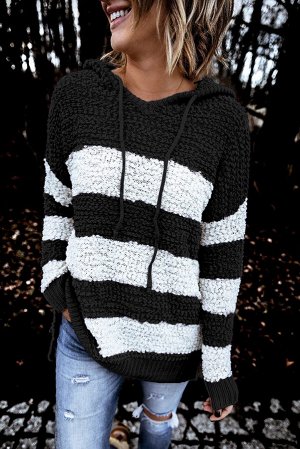 Черно-белое полосатое худи-свитер крупной вязки