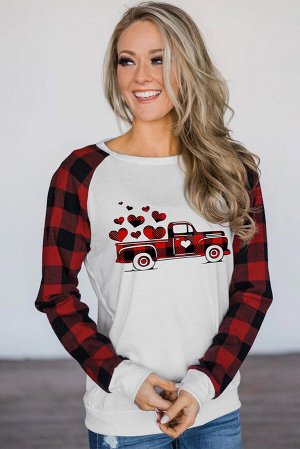 Белый свитшот с красными клетчатыми рукавами и принтом "грузовик с сердечками"