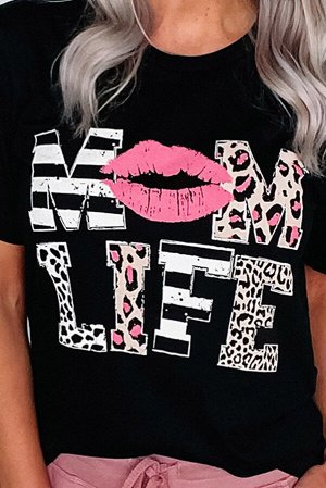 Черная футболка с яркой полосато-леопардовой надписью "Mom Life"
