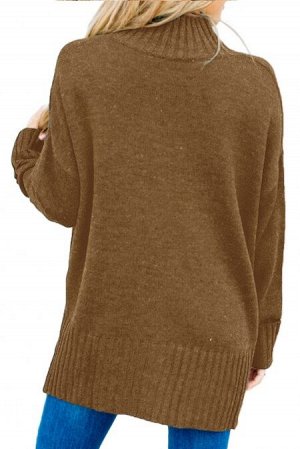 Коричневый свитер с длинными рукавами и высоким воротом
