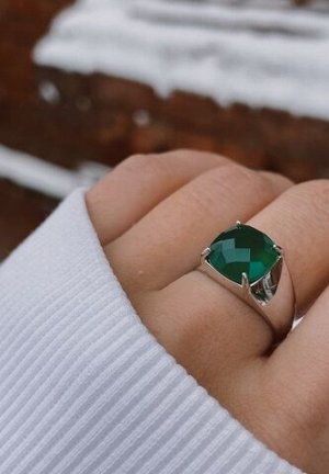 Серебряное кольцо-печатка "Правлю миром" с зелёным агатом
