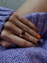 Серебряное кольцо-печатка &quot;Правлю миром&quot; с корундом рубина