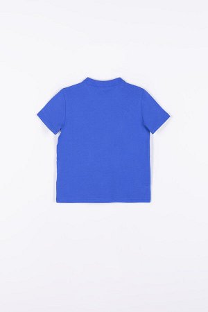 Футболка Синяя футболка-поло для мальчика. Классический воротничок дополнен пуговками-застежками. На груди принт и контрастный кармашек. Хлопок в составе изделия позволяет коже комфортно дышать. Свобо
