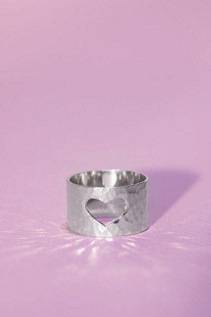Серебряное широкое битое кольцо "Сердце", арт. 10497 Sbleskom