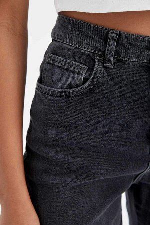 Джинсовые брюки узкого кроя с высокой талией и разрезами