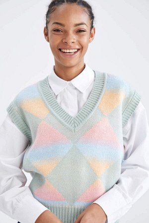 Классический трикотажный свитер с V-образным вырезом и ромбовидным узором