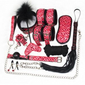 Набор БДСМ Набор аксессуаров для любителей БДСМ игр. В комплект входят наручники, оковы, ошейник с поводком, верёвка, плётка, кляп, маска, зажимы для сосков, стек в форме сердечка и пёрышками.
Наручни