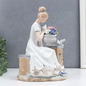 Сувенир керамика "Девушка у клумбы с голубями" 28х21х14 см