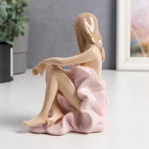 Сувенир керамика "Девушка в розовом платье, сидит" цветной 14,2х8,5х10,5 см