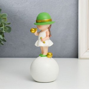 Сувенир полистоун "Малышка в зелёной шляпке, с золотым пузырём на шаре" 16х7х7 см