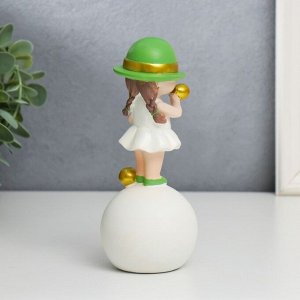 Сувенир полистоун "Малышка в зелёной шляпке, с золотым пузырём на шаре" 16х7х7 см