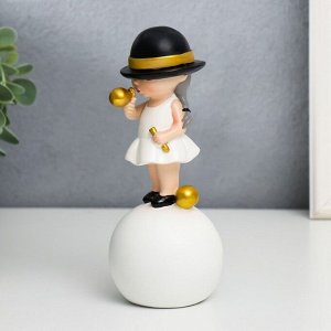 Сувенир полистоун "Малышка в чёрной шляпке, с золотым пузырём на шаре" 15х7х7 см