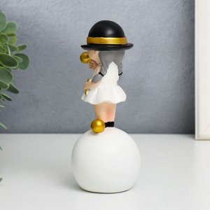 Сувенир полистоун "Малышка в чёрной шляпке, с золотым пузырём на шаре" 15х7х7 см