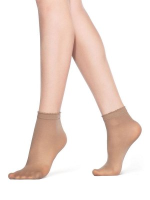 Носки полиамид 88%, эластан 12%
Описание
Прозрачные эластичные носки Omsa 40 den с кокетливой резинкой и невидимым укрепленным мыском. Практичный элемент гардероба, который универсально сочетается с л