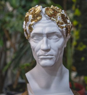 Скульптура "Цезарь" белая с поталью