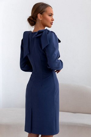 Платье Прекрасный вариант разнообразить офисный стиль внеся в него романтику и женственность. Глубокий синий оттенок и приталенный силуэт невероятно стройнят и украсят любую фигуру. Плечики приподняты