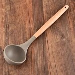 Половник силиконовый с деревянной ручкой