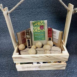 Подарок 24 1. Молочный шоколад с клубникой и кедровым орехом 90 гр
2. Темный шоколад с сосновыми шишками и вяленой клюквой 90 гр
3. Иван-чай "Летний" 100 гр
Состав: кипрей ферментированный, плоды суше