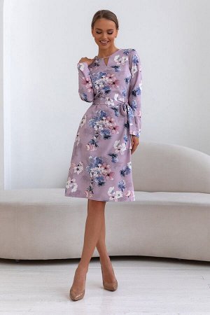 Платье Нежно-сиреневая нежность материала в сочетании с крупными цветами принта подарит вам весеннее настроение. Это платье настоящее воплощение женственности! Отличная посадка по фигуре, оригинально 