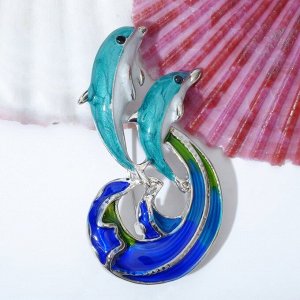 Брошь "Дельфины" на волне, цветная в серебре
