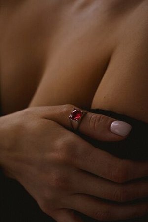 Серебряное кольцо-печатка "Правлю миром" с корундом рубина