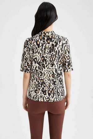 Приталенная футболка с короткими рукавами и полуводолазкой с леопардовым принтом
