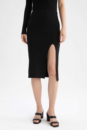 Приталенная юбка-карандаш миди из трикотажа с высокой талией и разрезом