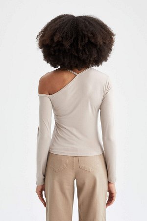 Приталенная блузка с круглым вырезом и открытыми плечами и длинными рукавами