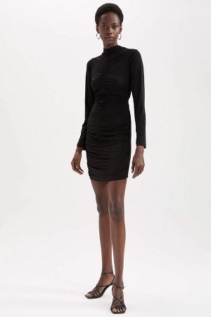 Платье Материал  Размеры модели: рост: 1,79 груд: 79 талия: 59 бедра: 86 Надет размер: S Материал  : эластан 6%,полиэстер 94%