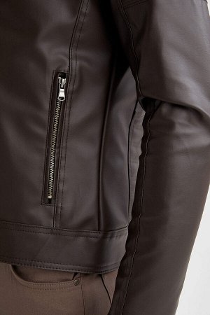 Приталенная байкерская куртка из искусственной кожи с воротником-стойкой и ветрозащитной водоотталкивающей пропиткой