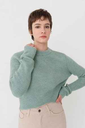 Укороченный свитер мятного цвета с круглым вырезом