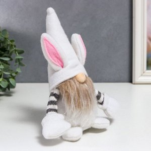 Кукла интерьерная "Гном в шапке с зайчьими ушами" белый с полосатыми рукавами 22х7х6 см