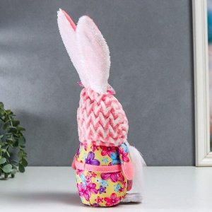 Кукла интерьерная "Бабусечка в шапке с зайчьими ушами, в переднике" розовый 32х11 см