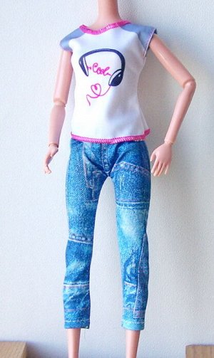 Джинсы с футболкой для крутых Барби :)