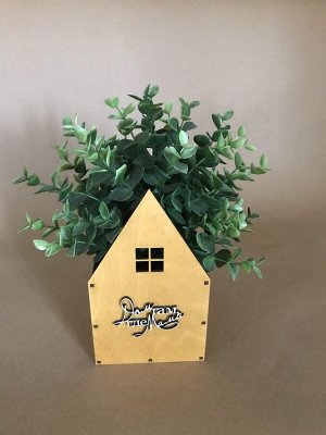 Деревянный домик для цветов