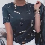 Футболка черная с декором выложен бусинами/стразами