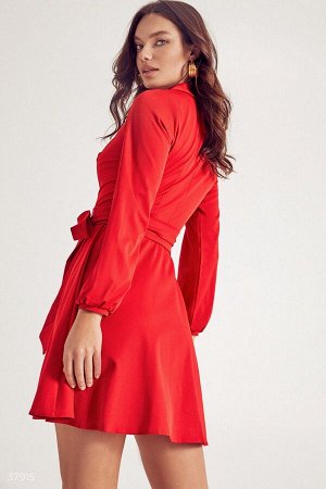 Лаконичное красное платье