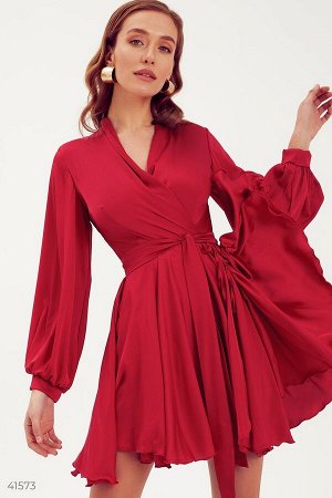 Красное платье из натурального шелка