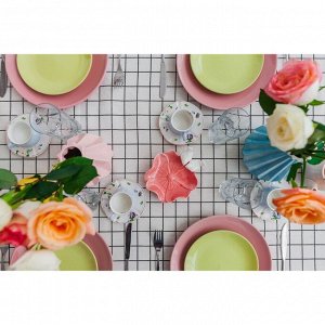 Блюдо керамическое «Голубки на цветке», 14x14 см, цвет розовый