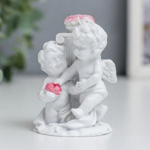 Сувенир полистоун "Белоснежные ангелы у колонны с розами" 6,5х4,5х4,5 см