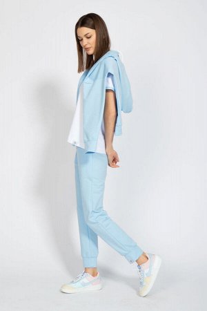 Костюм Костюм Kivviwear 4016-4040 голубой 
Состав: ПЭ-24%; Хлопок-70%; Эластан-6%;
Сезон: Весна

Костюм CLASSIC с брюками средней посадки с карманами в боковых швах. Обработка низа брюк манжета. Ткан
