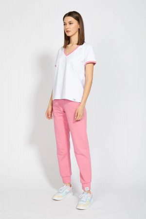 Костюм Костюм Kivviwear 4016-4040 розовый 
Состав: ПЭ-24%; Хлопок-70%; Эластан-6%;
Сезон: Весна

Костюм CLASSIC с брюками средней посадки с карманами в боковых швах. Обработка низа брюк манжета. Ткан