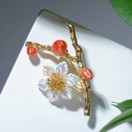 Брошь &quot;Цветок&quot; с бутонами, цвет бело-красный в золоте