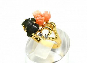 Кольцо женское "Три розы" c кораллом и нефритом, размер 16