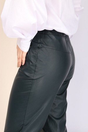 Брюки Рост: 164 см. Состав ткани: Полиэстер 100% Стильные женские брюки, выполнены из искусственной кожи на хлопчатобумажной основе. Брюки прямого силуэта, на передних половинках по центру шов, в боко