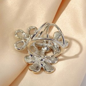 Кольцо для платка "Цветочное трио", цвет бело-серый в серебре