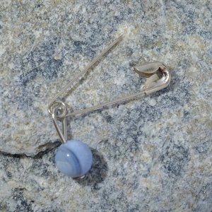 Булавка с бусиной "Талисман молодости", 3см, цвет бело-голубой в серебре