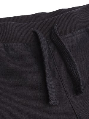 Брюки Трикотажные брюки REGULAR с поясом на завязках . Благодаря качественному составу и поясу-завязке, брюки отлично вписываются в любой гардероб. Дизайн украшен с изображением множества надписей. 60
