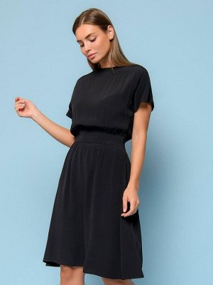 Платье черное длины мини с короткими рукавами
