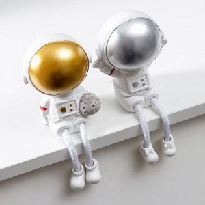 Сувенир полистоун "Космонавты" с ножками набор 2 шт 18х6х7,5 см 18х6х8,5 см